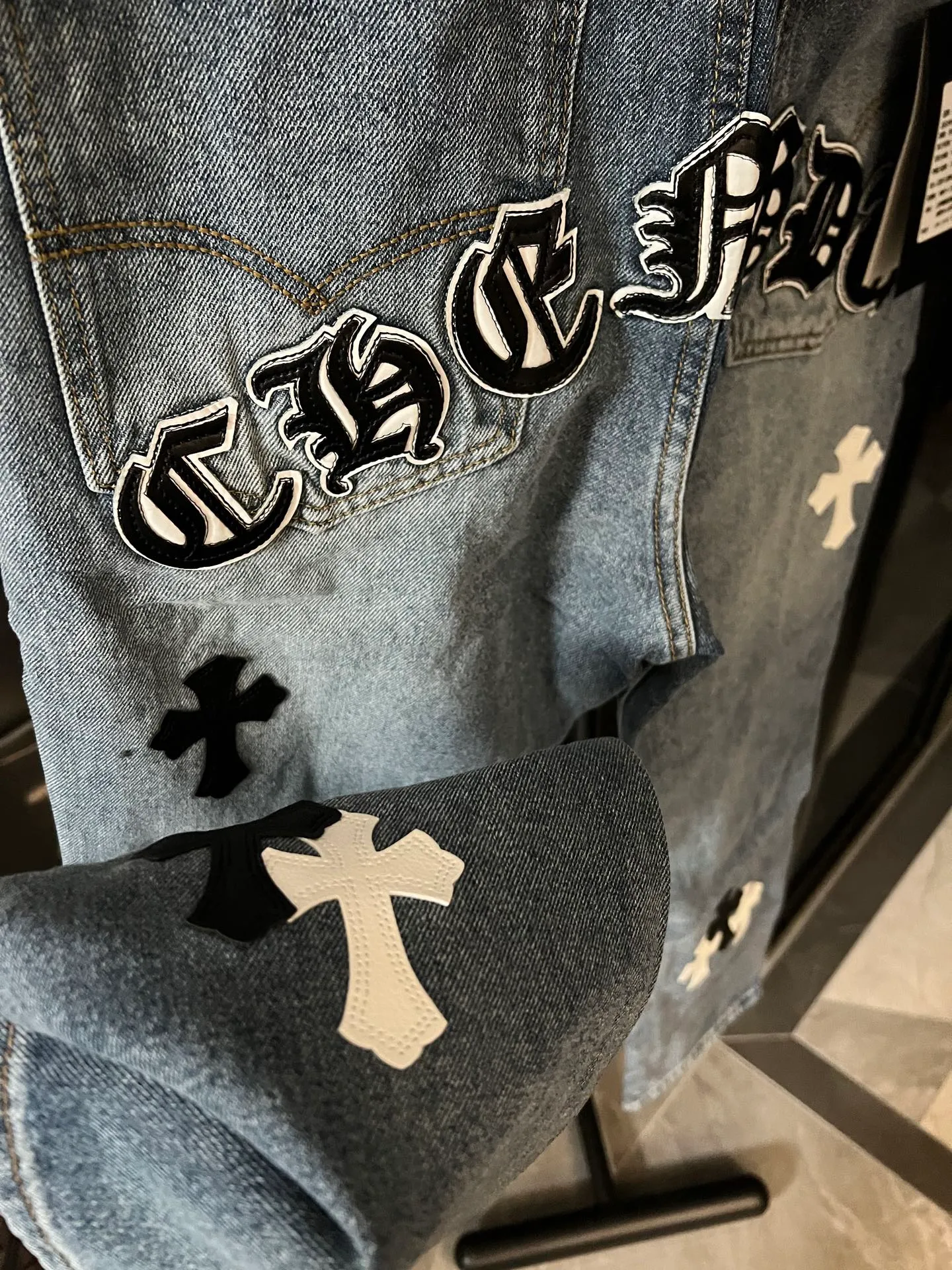 P260 [Next day] Chrome Hearts/Chrome Hearts CH Hong Kong City Limited Series Sanskrit Cross Patch Leather Jeans (Blue) Blue and Black Color - Hong Kong Limited Fashion players, Chrome Hearts Hong Kong City Limited Jeans are now available!  The unique color scheme is like the intertwining of vitality and romance of Hong Kong. The three-dimensional letters between the hips seem to tell the story of the city. The customized hardware, the three-dimensional and thick cross stamens, and the hand-cut leather washers make the details full of luxury.  Handcrafted and made of environmentally friendly materials, comfort and quality coexist. Owning it is not only an outfit, but also a status symbol. Globally limited edition, don’t miss it.  Size: 28 30 32 34 (corresponding to s-xl) Detailed size can be found in Figure 9